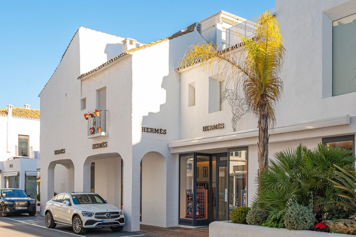 2 Bed Middle Floor Apartment in Puerto Banús