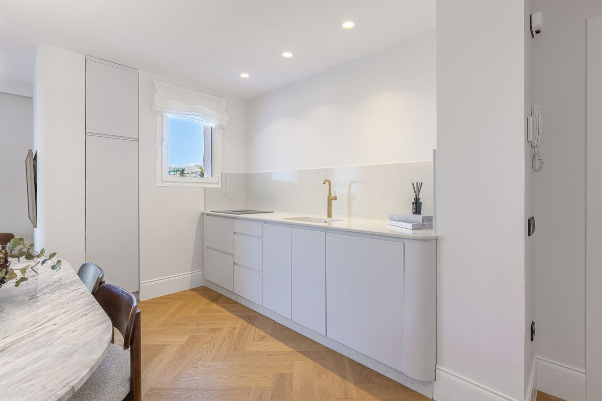 2 Bed Middle Floor Apartment in Puerto Banús
