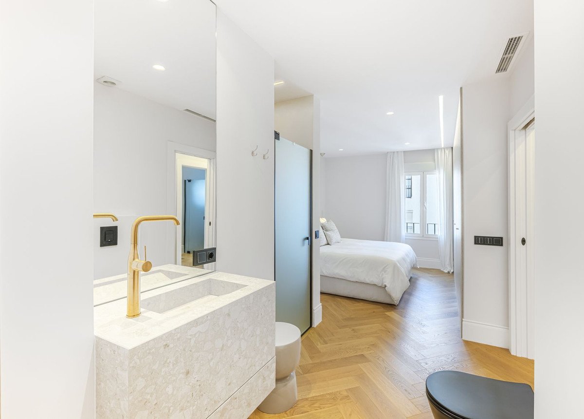 2 Bed Middle Floor Apartment in Puerto Banús