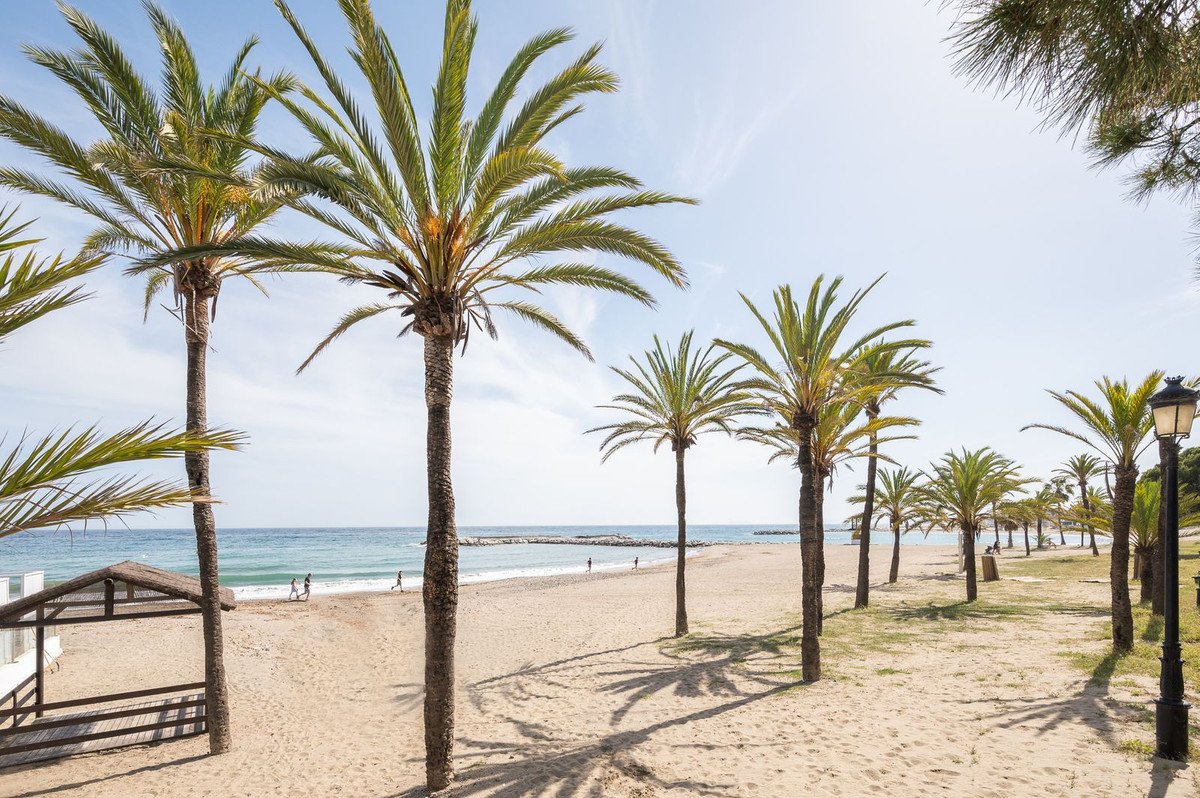 2 Bed Middle Floor Apartment in Puerto Banús