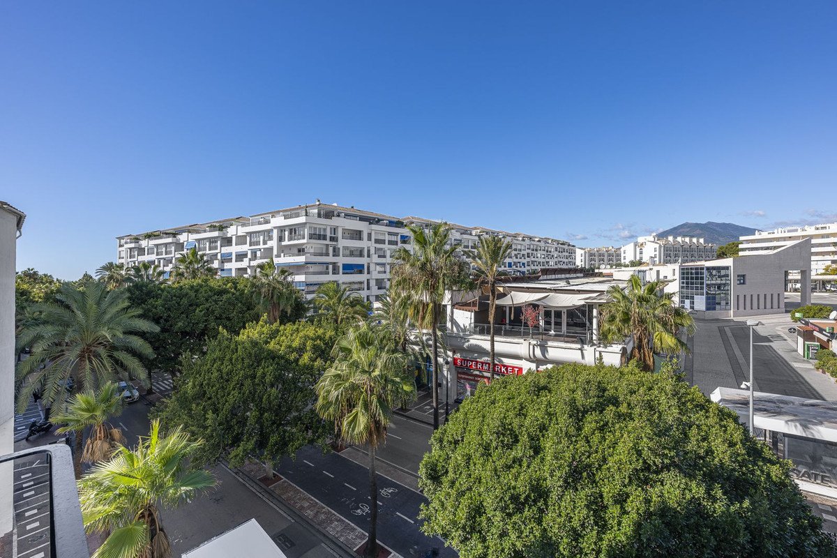 2 Bed Middle Floor Apartment in Puerto Banús