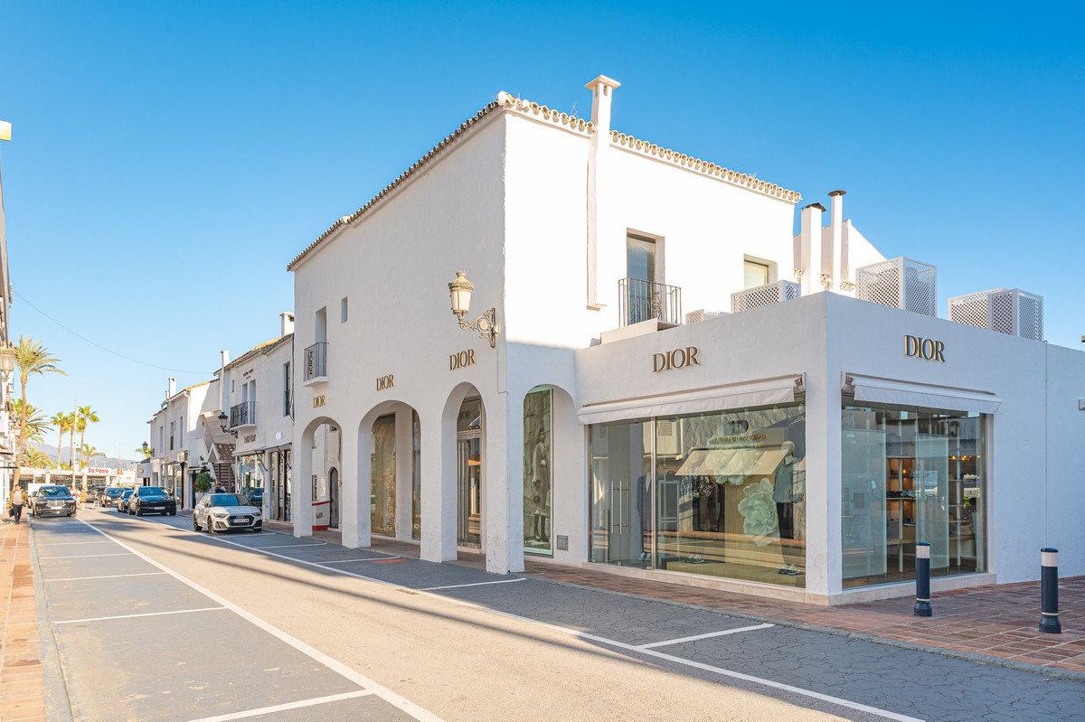 2 Bed Middle Floor Apartment in Puerto Banús