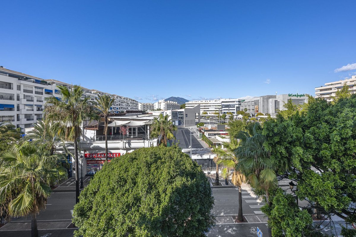 2 Bed Middle Floor Apartment in Puerto Banús