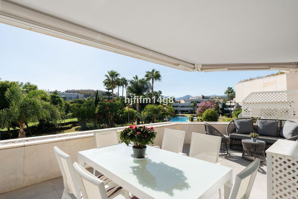 2 Bed Middle Floor Apartment in Nueva Andalucía