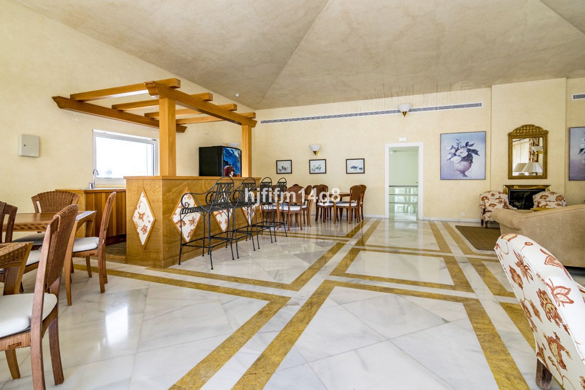 2 Bed Middle Floor Apartment in Nueva Andalucía