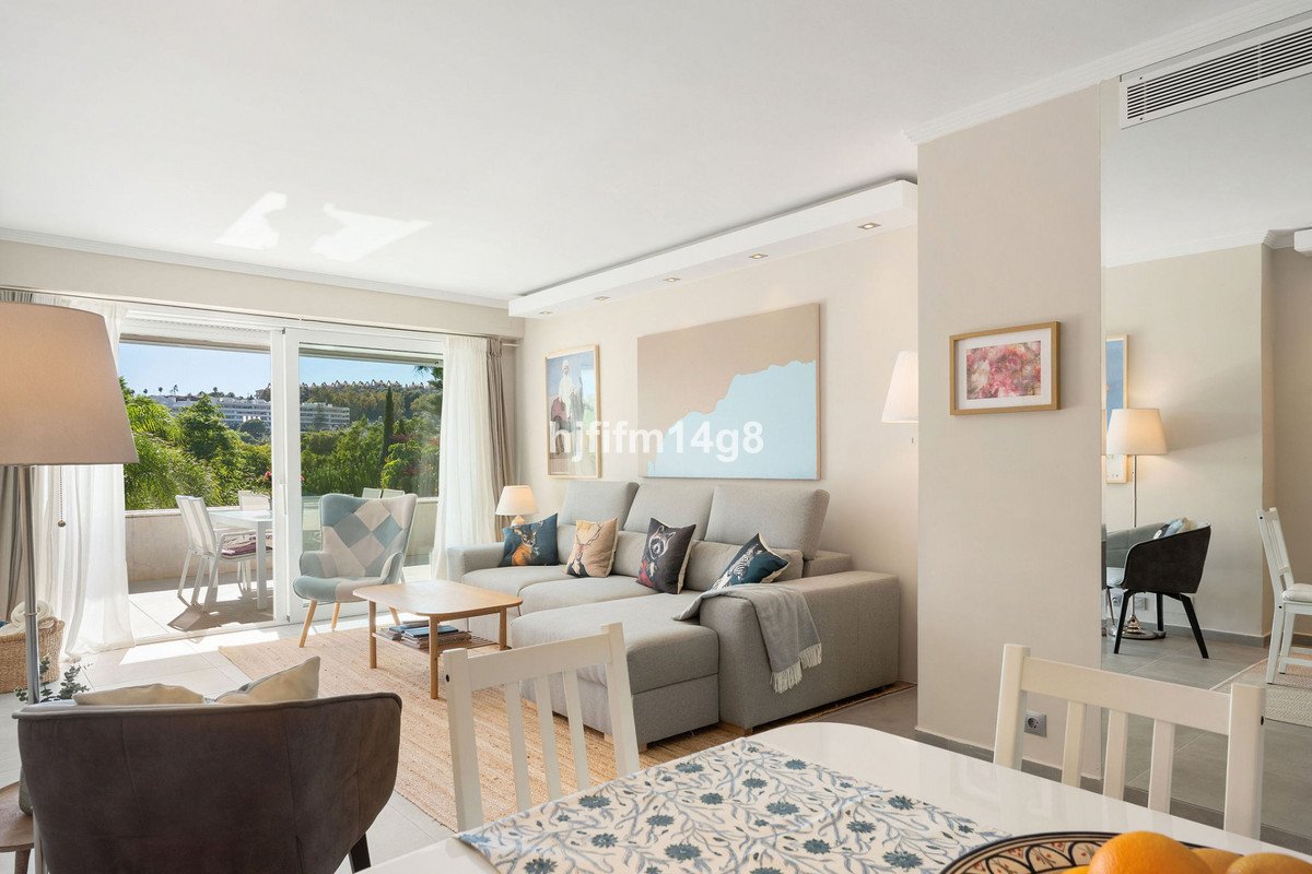 2 Bed Middle Floor Apartment in Nueva Andalucía