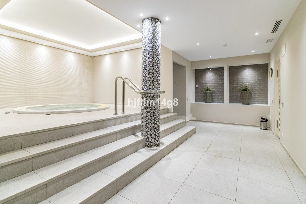 2 Bed Middle Floor Apartment in Nueva Andalucía