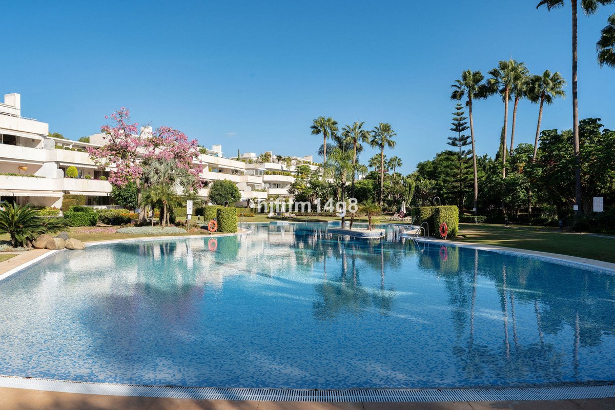 2 Bed Middle Floor Apartment in Nueva Andalucía