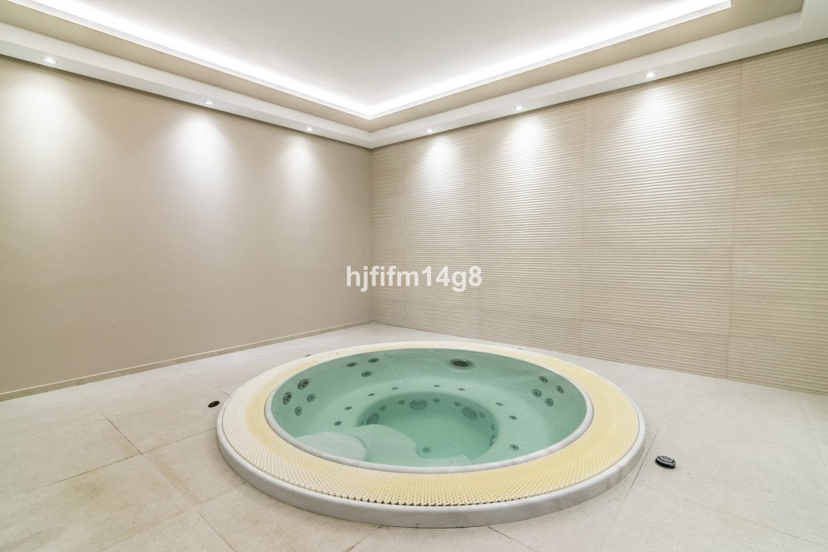 2 Bed Middle Floor Apartment in Nueva Andalucía