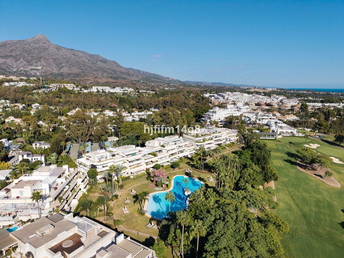 2 Bed Middle Floor Apartment in Nueva Andalucía