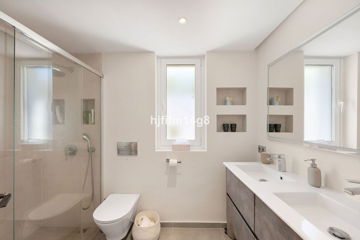 2 Bed Middle Floor Apartment in Nueva Andalucía