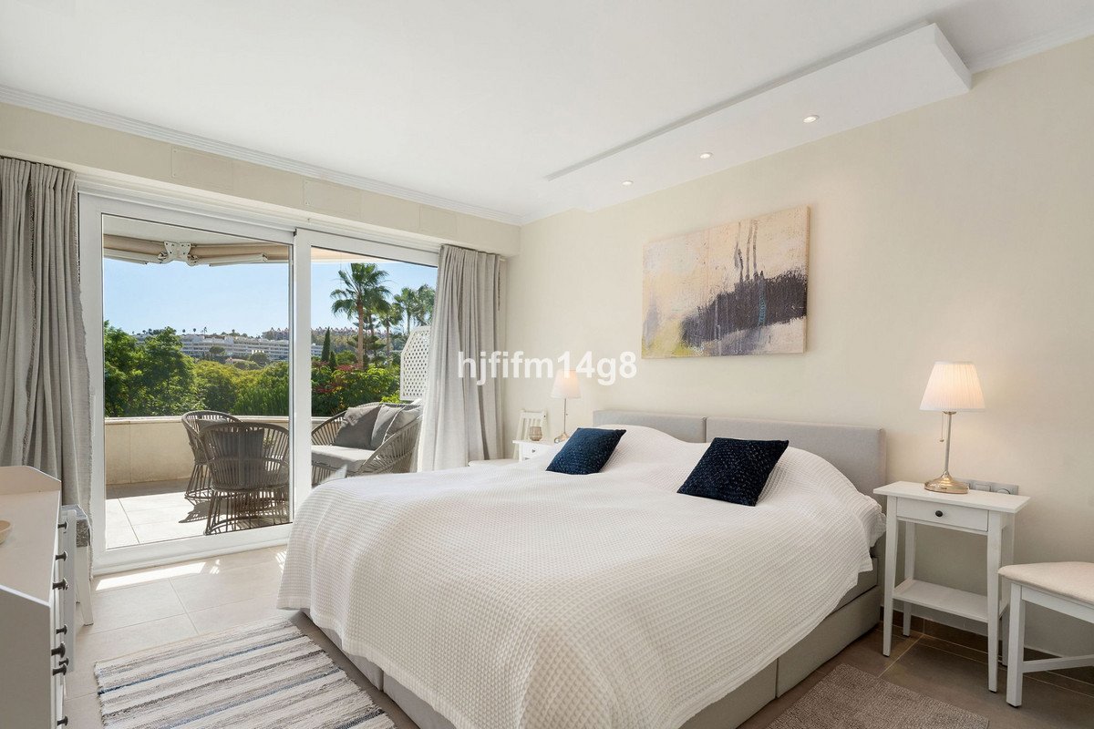 2 Bed Middle Floor Apartment in Nueva Andalucía
