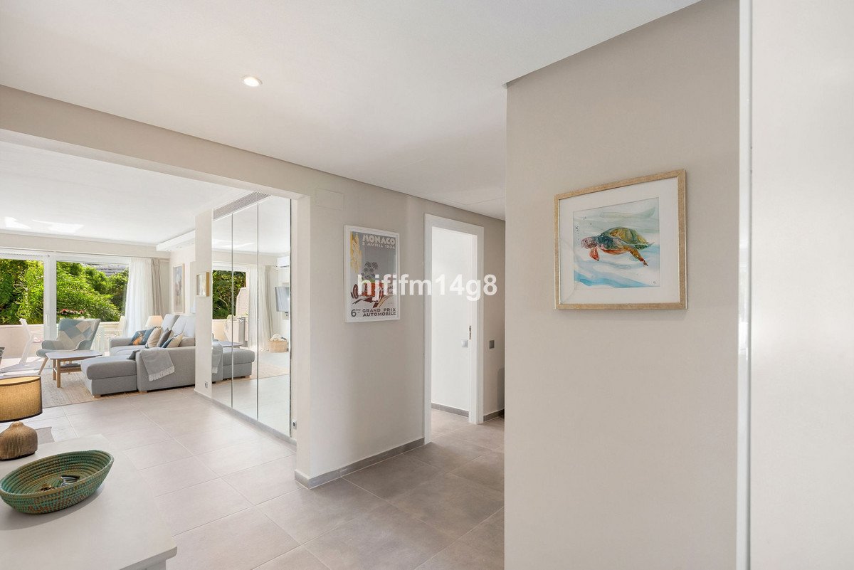 2 Bed Middle Floor Apartment in Nueva Andalucía
