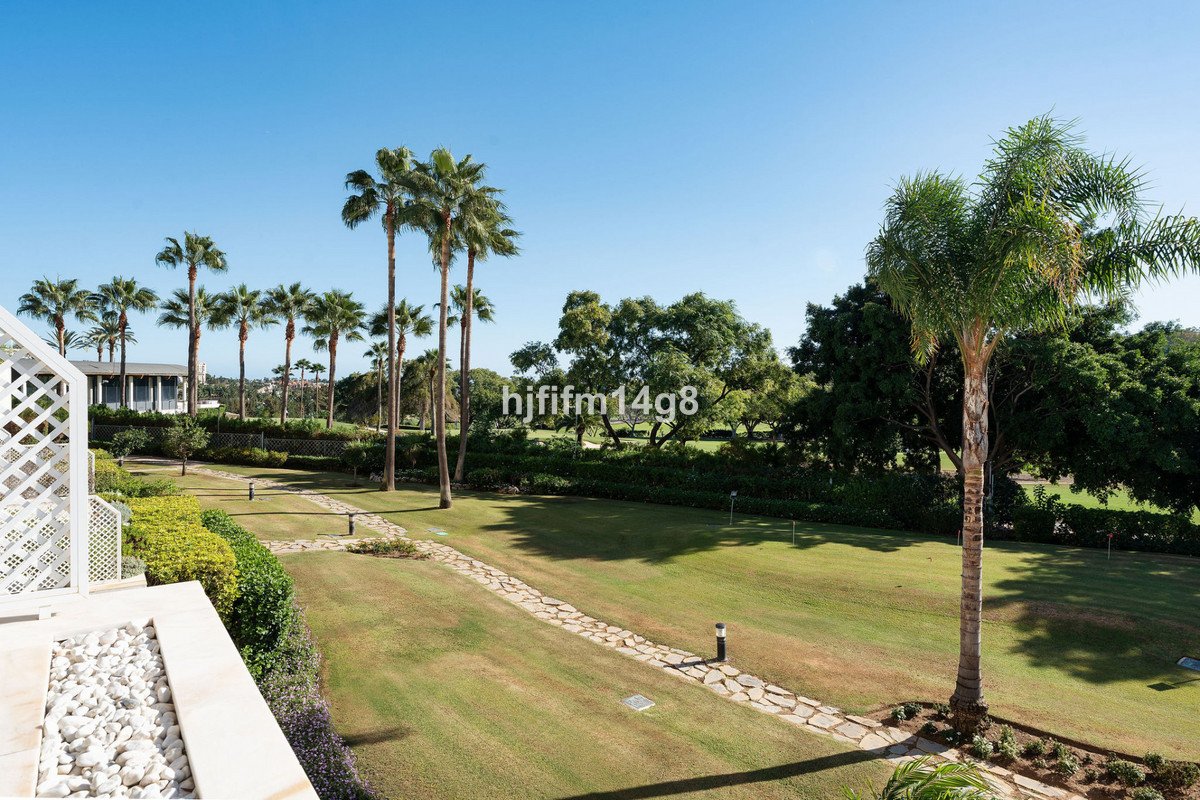 2 Bed Middle Floor Apartment in Nueva Andalucía