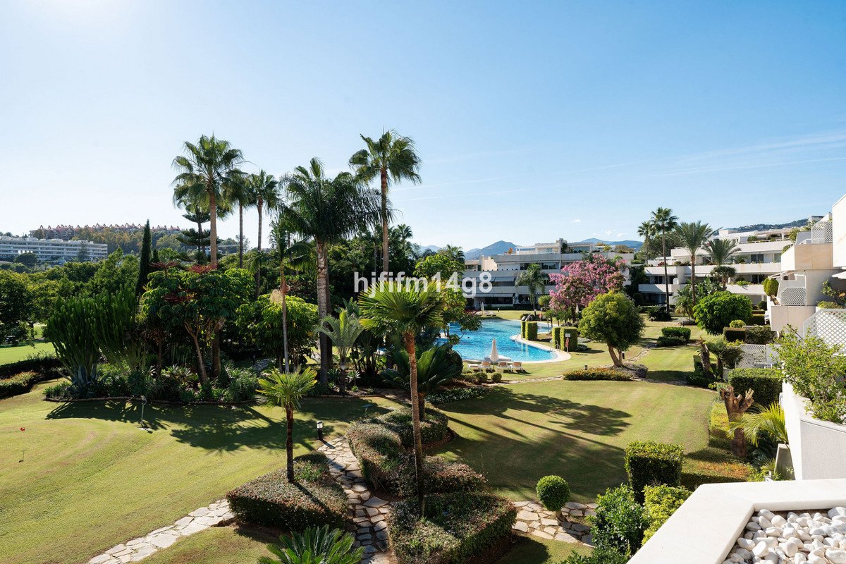 2 Bed Middle Floor Apartment in Nueva Andalucía