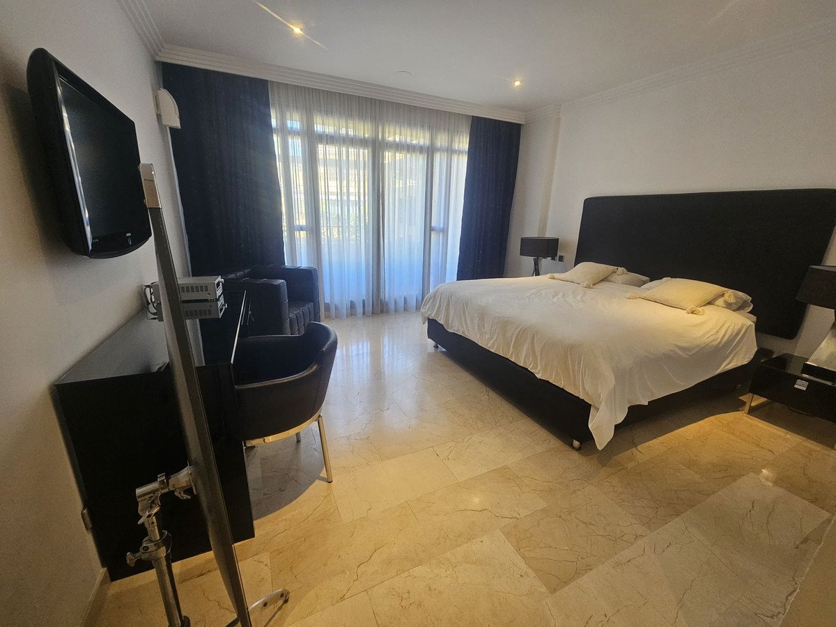 2 Bed Middle Floor Apartment in Puerto Banús