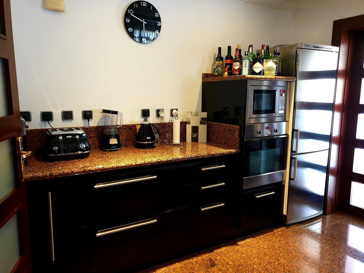 2 Bed Middle Floor Apartment in Puerto Banús