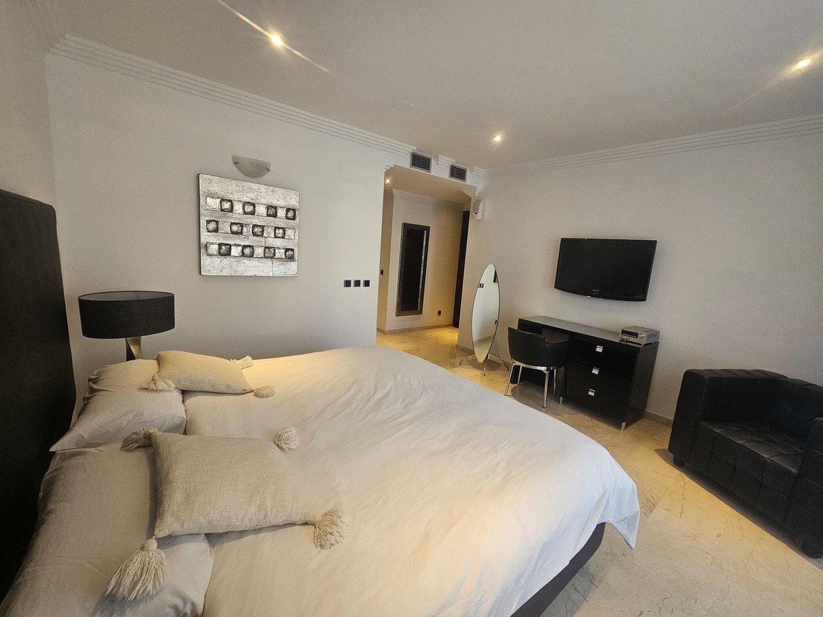 2 Bed Middle Floor Apartment in Puerto Banús