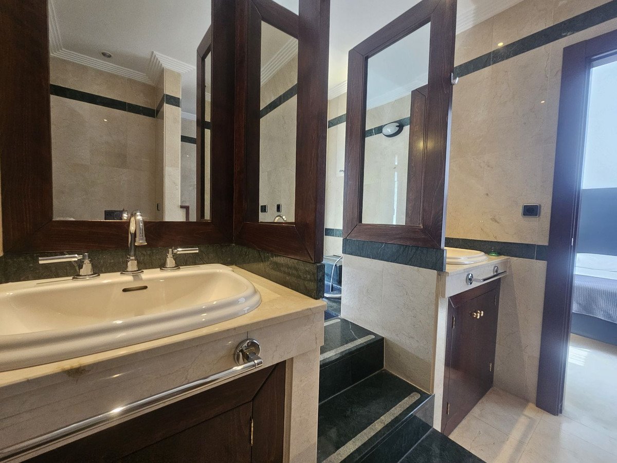 2 Bed Middle Floor Apartment in Puerto Banús