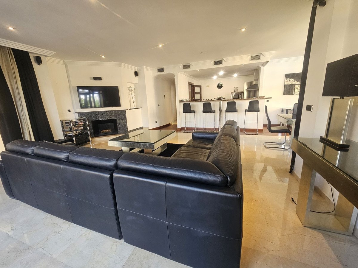 2 Bed Middle Floor Apartment in Puerto Banús