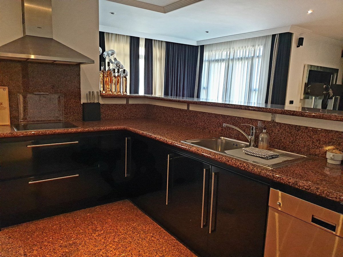 2 Bed Middle Floor Apartment in Puerto Banús