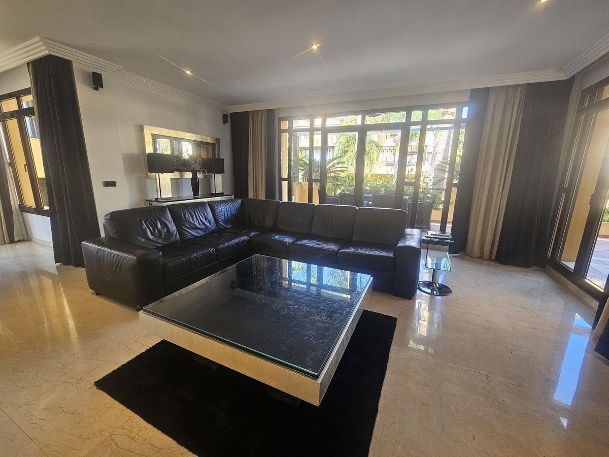2 Bed Middle Floor Apartment in Puerto Banús