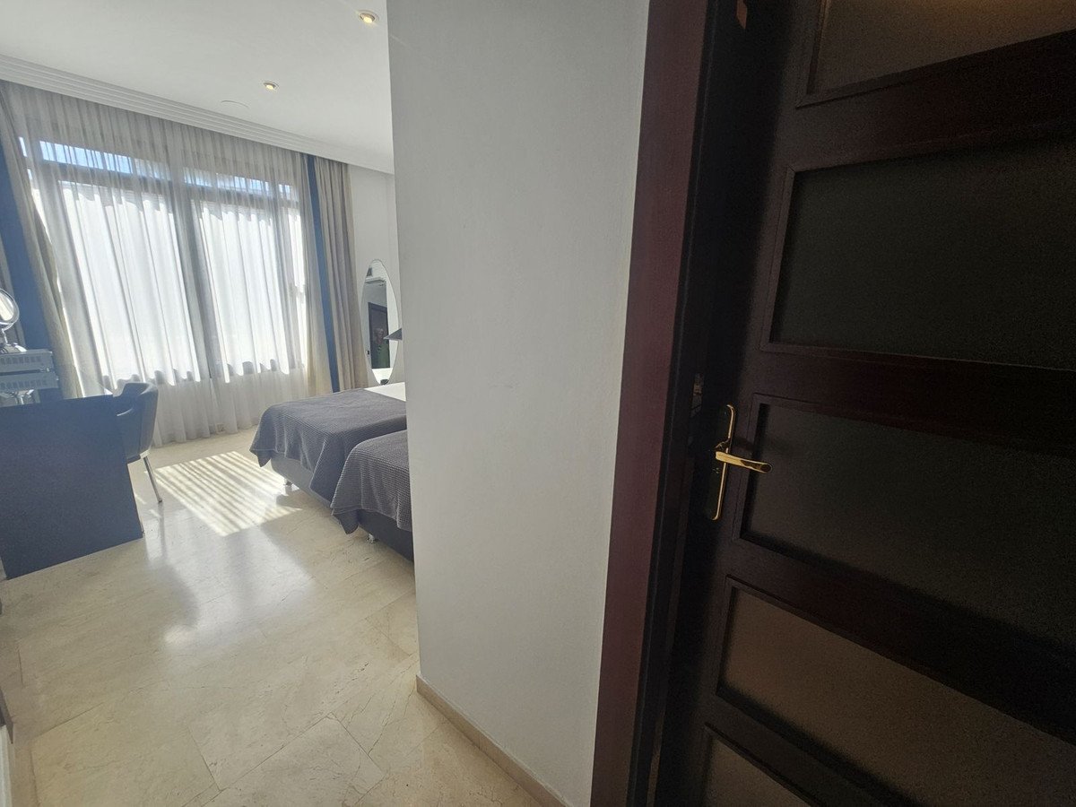 2 Bed Middle Floor Apartment in Puerto Banús
