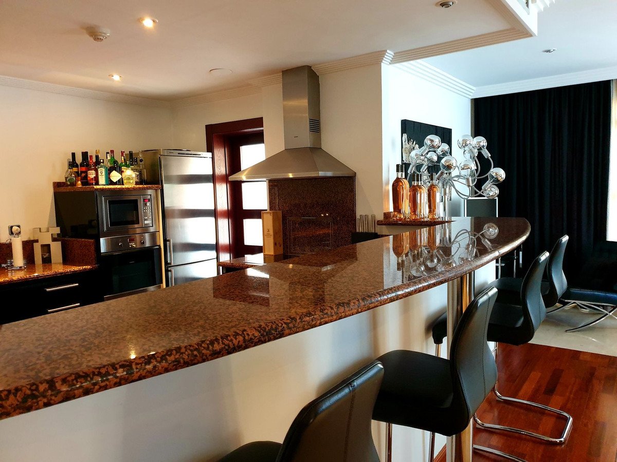2 Bed Middle Floor Apartment in Puerto Banús