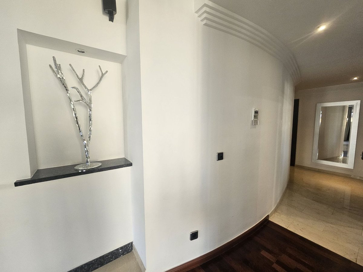 2 Bed Middle Floor Apartment in Puerto Banús