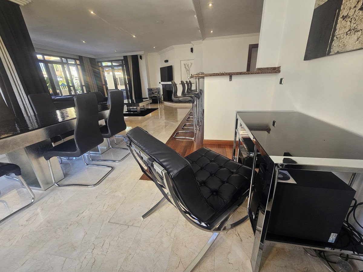 2 Bed Middle Floor Apartment in Puerto Banús
