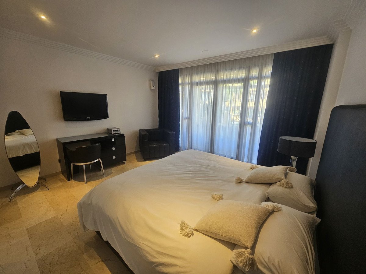 2 Bed Middle Floor Apartment in Puerto Banús