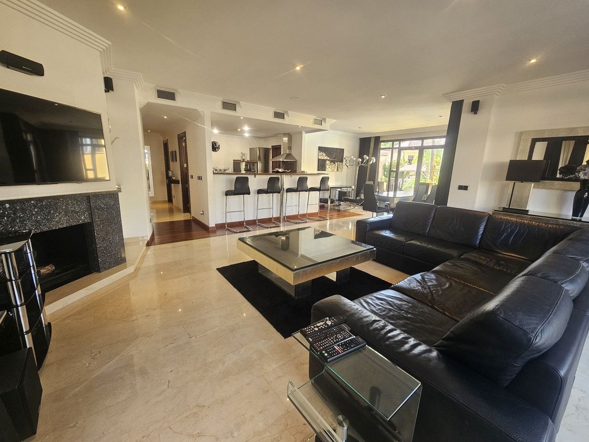 2 Bed Middle Floor Apartment in Puerto Banús