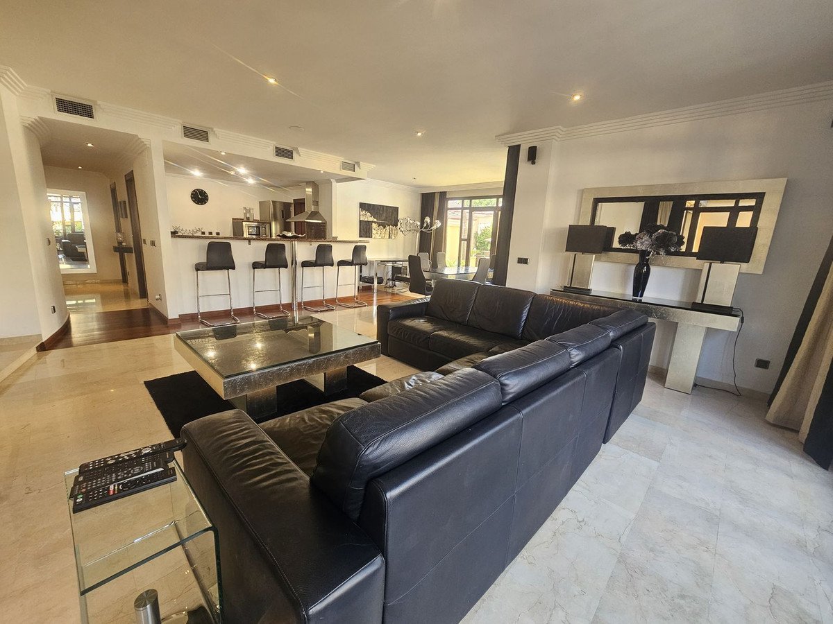 2 Bed Middle Floor Apartment in Puerto Banús