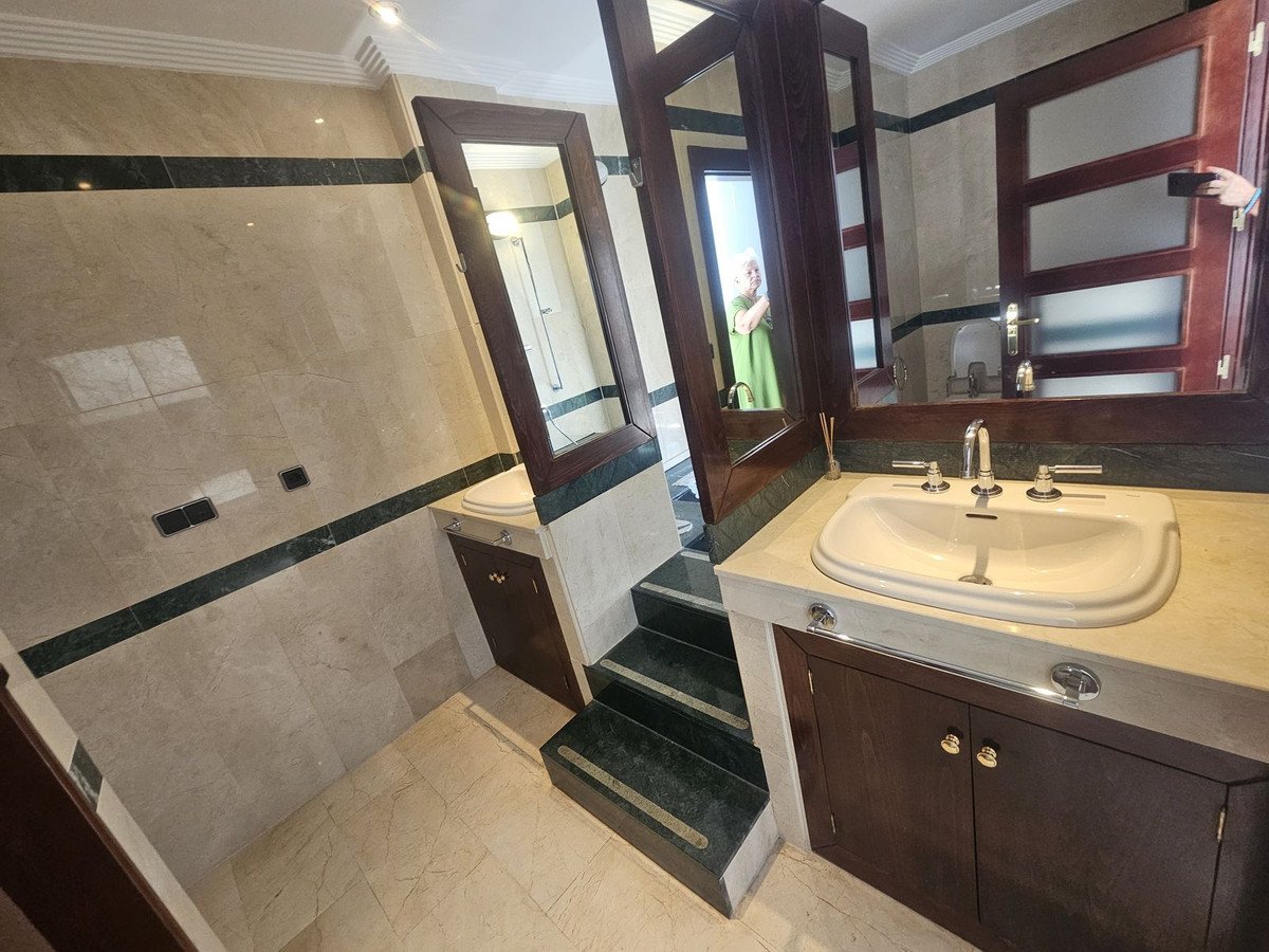 2 Bed Middle Floor Apartment in Puerto Banús