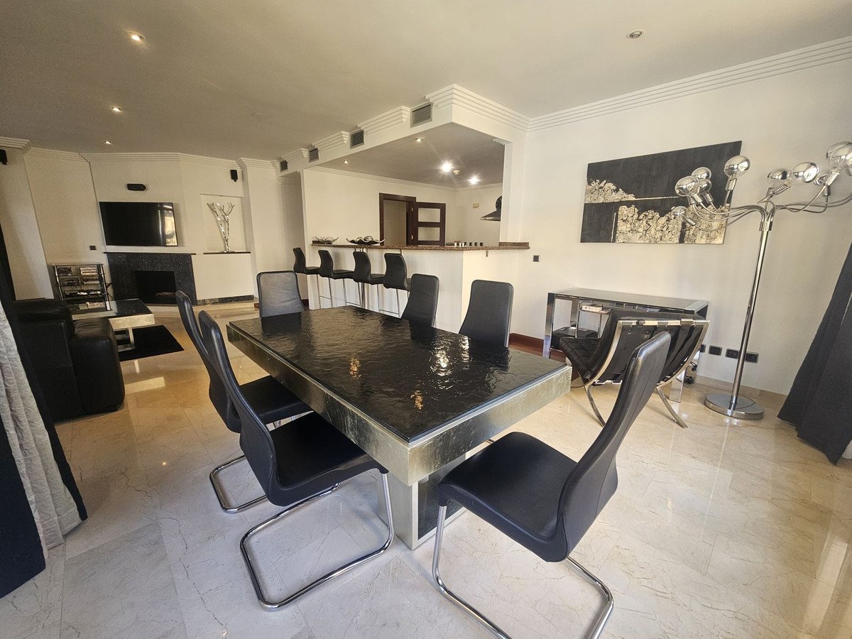 2 Bed Middle Floor Apartment in Puerto Banús
