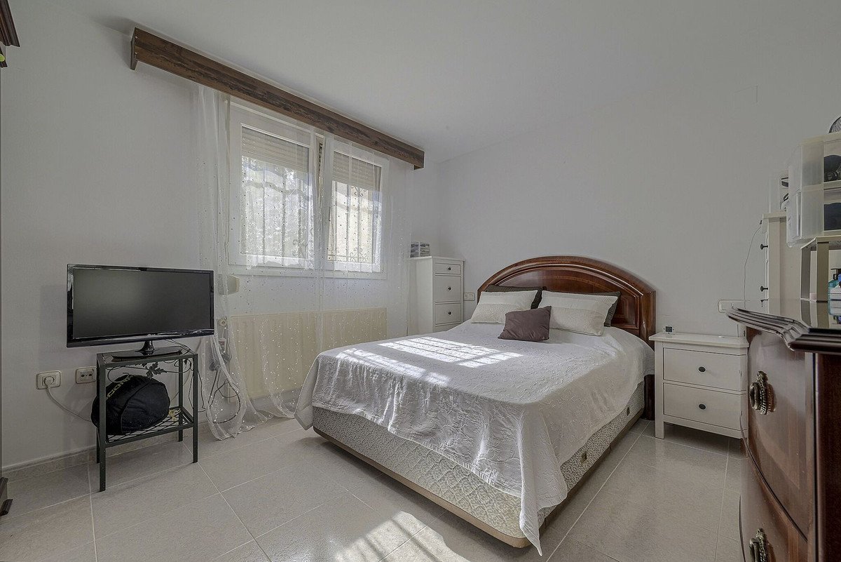 6 Bed Detached Villa in Elviria