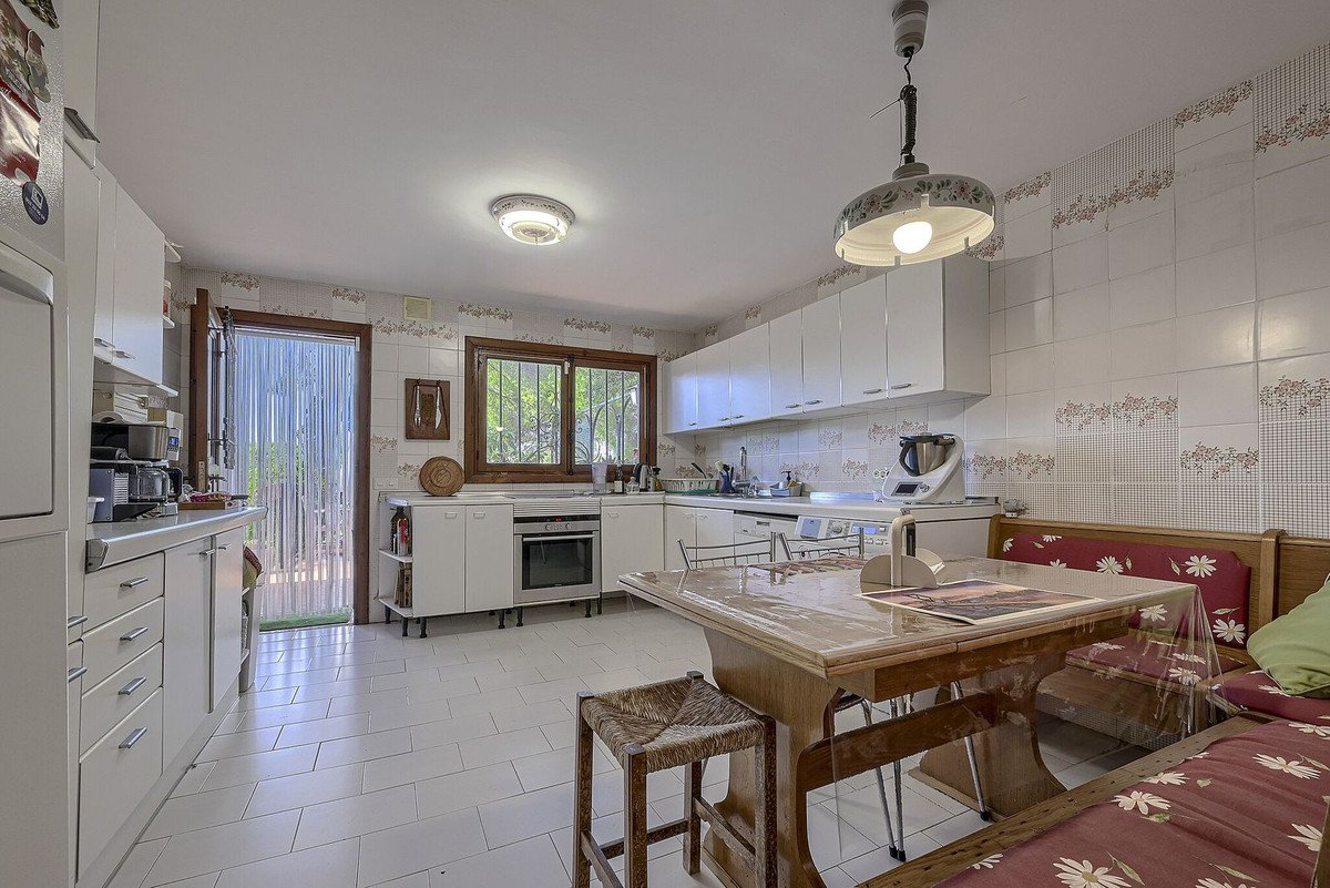 6 Bed Detached Villa in Elviria