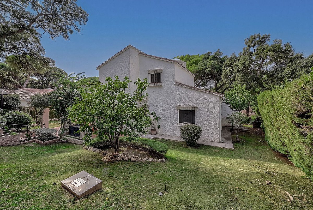 6 Bed Detached Villa in Elviria