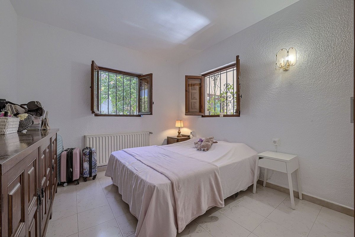 6 Bed Detached Villa in Elviria