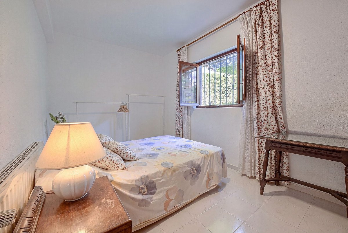 6 Bed Detached Villa in Elviria