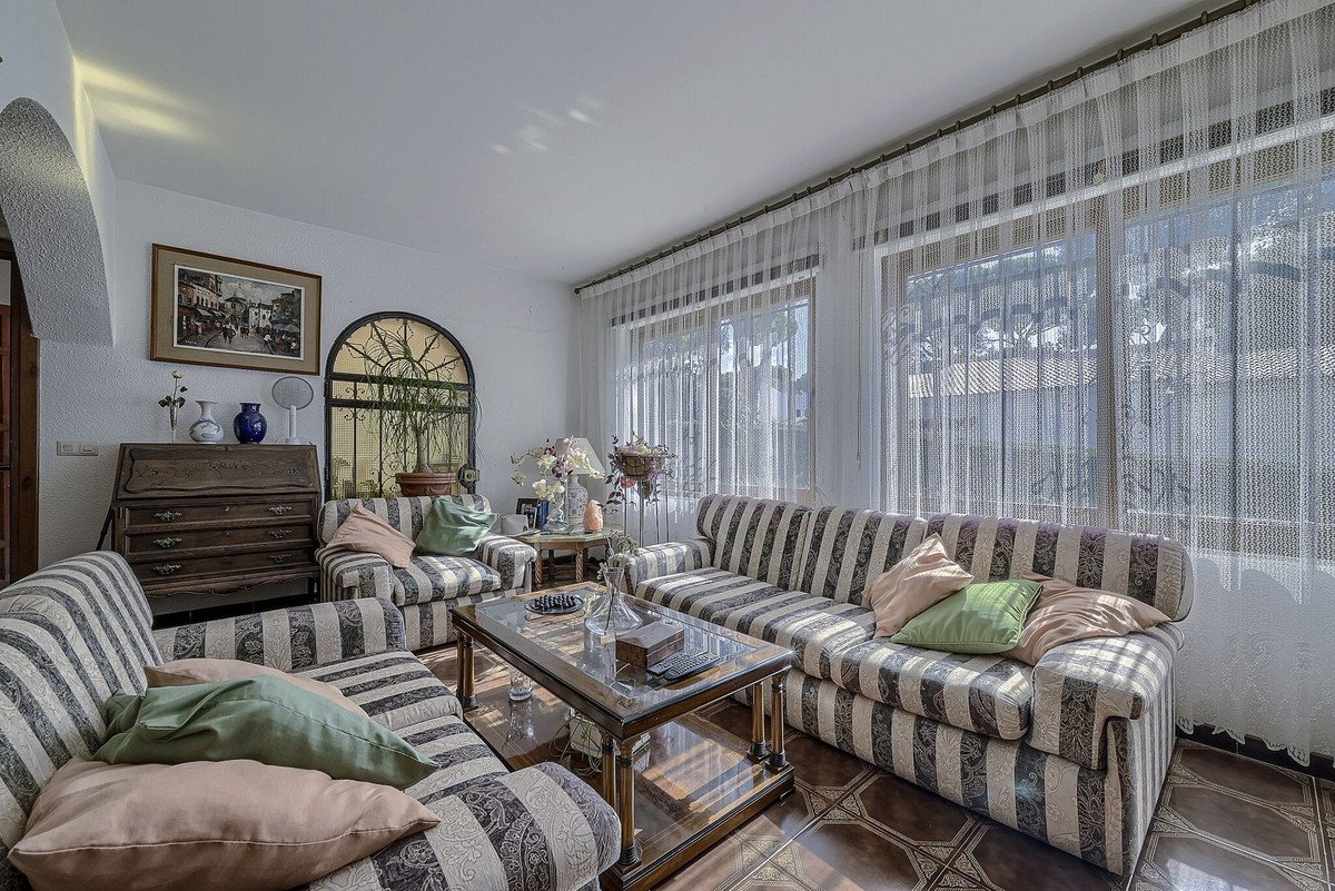 6 Bed Detached Villa in Elviria