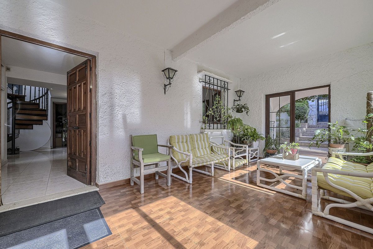 6 Bed Detached Villa in Elviria