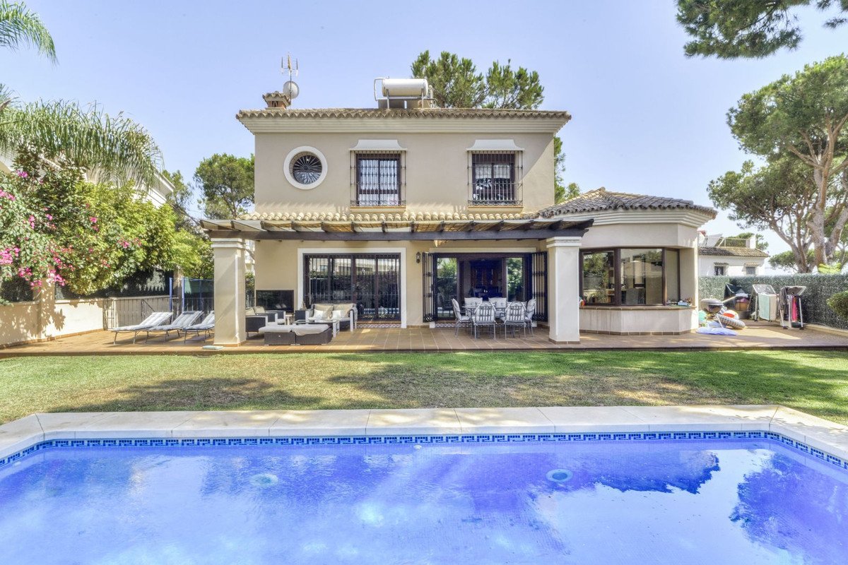 6 Bed Detached Villa in Elviria