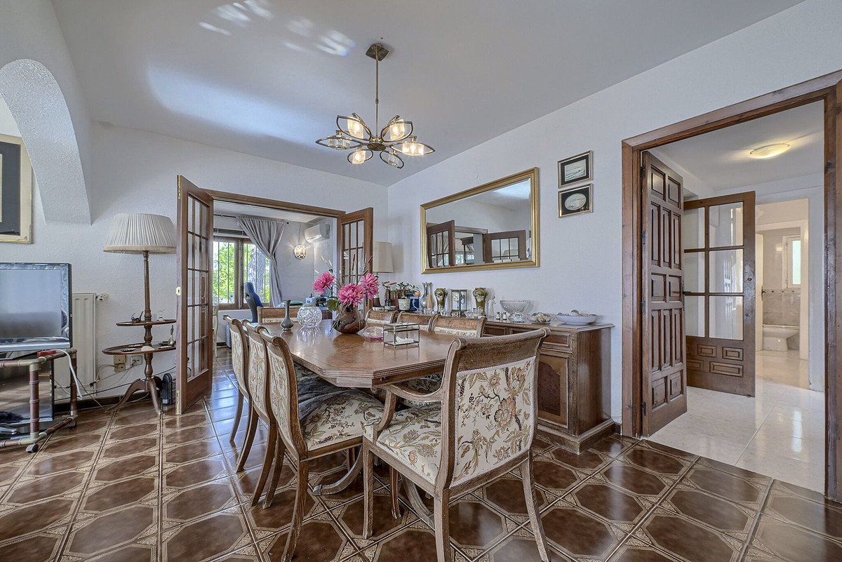 6 Bed Detached Villa in Elviria