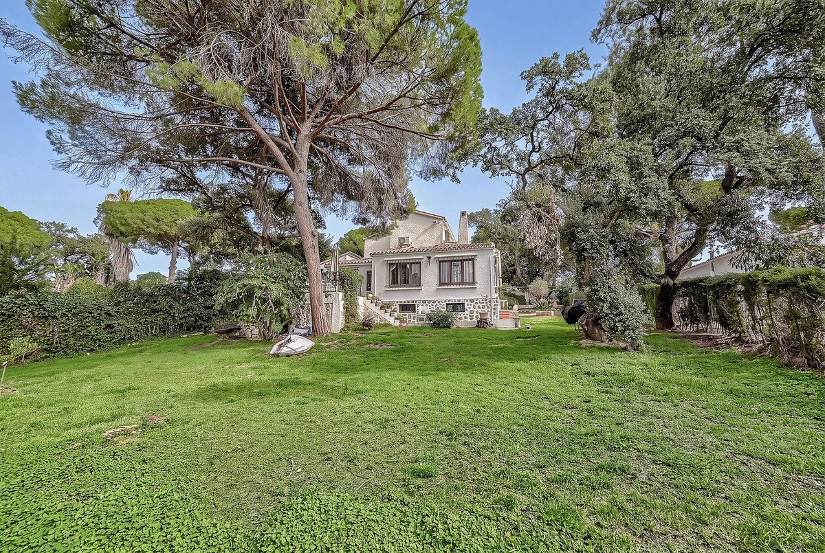 6 Bed Detached Villa in Elviria