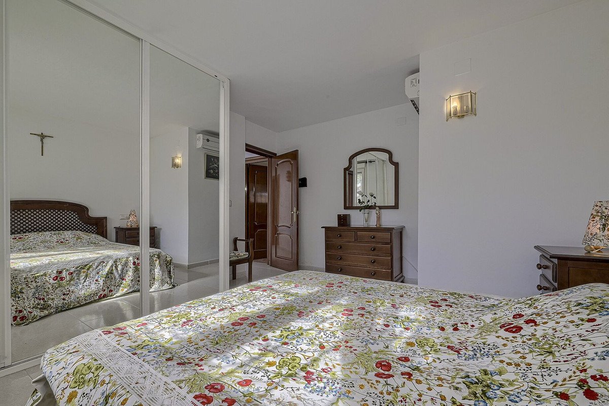 6 Bed Detached Villa in Elviria