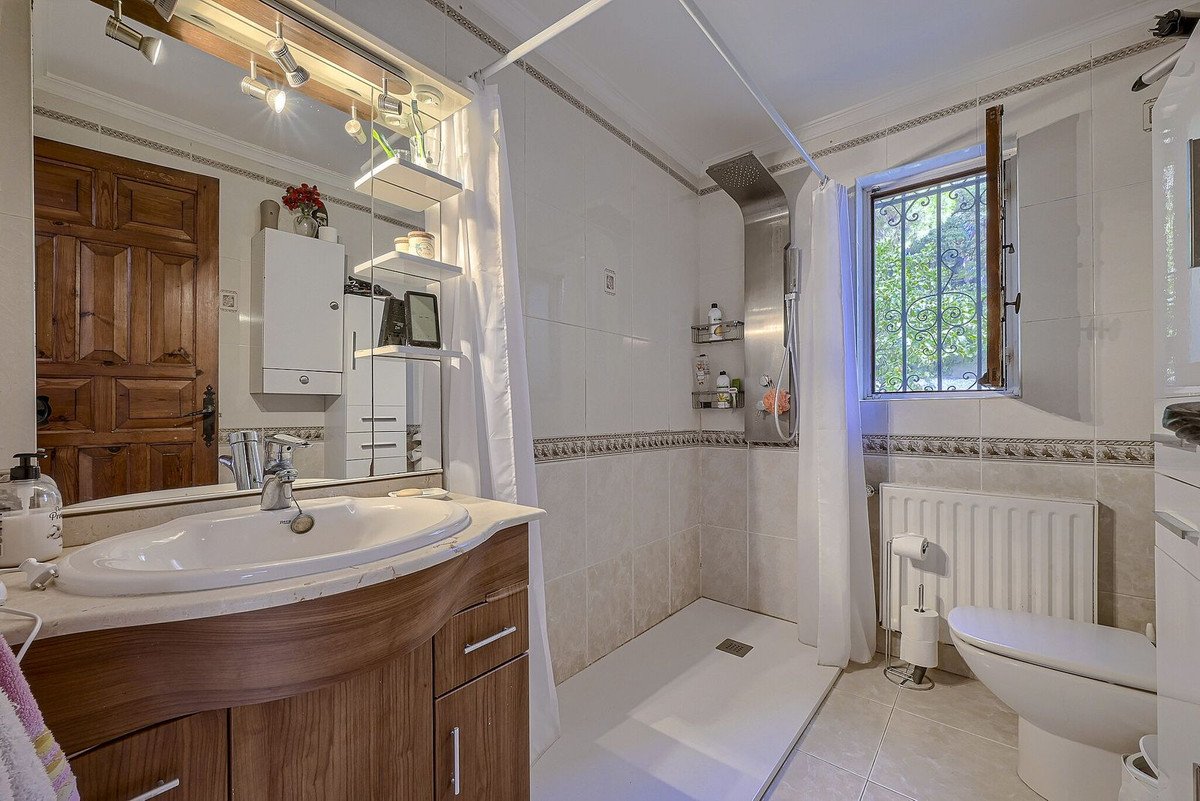 6 Bed Detached Villa in Elviria