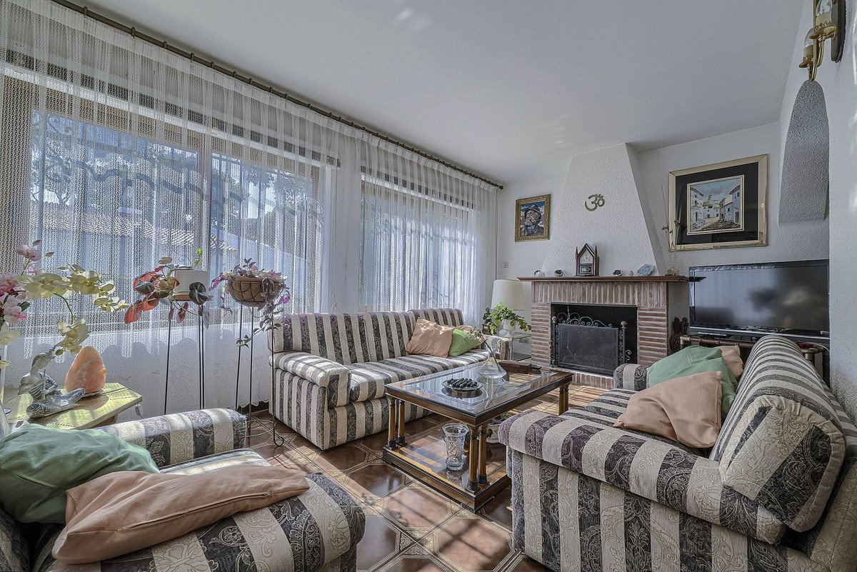 6 Bed Detached Villa in Elviria