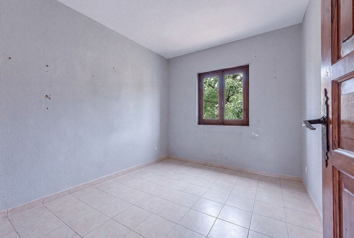 6 Bed Detached Villa in Elviria