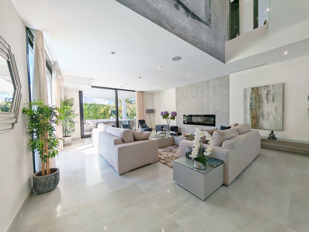 5 Bed Detached Villa in El Rosario
